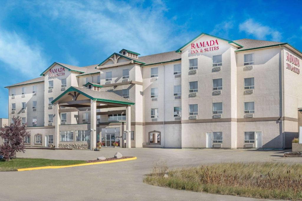 un gran edificio blanco con un letrero de servicio amazónico en él en Ramada by Wyndham Clairmont/Grande Prairie, en Clairmont