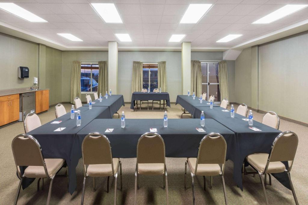 Konferenční prostory v ubytování Ramada by Wyndham Clairmont/Grande Prairie