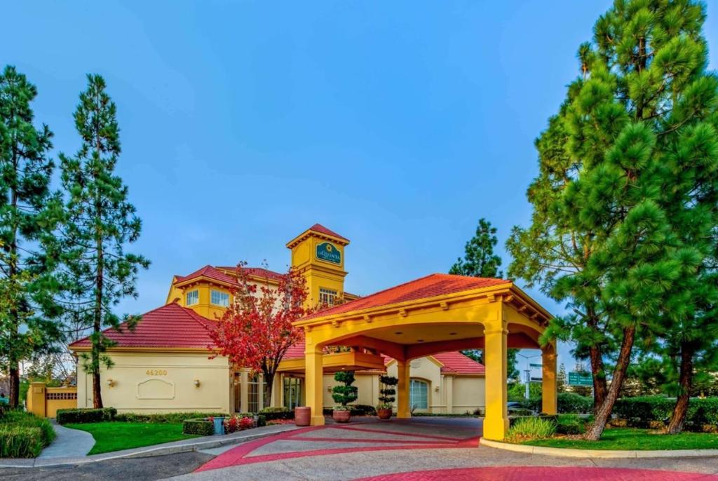ein gelbes Haus mit einem Pavillon davor in der Unterkunft La Quinta by Wyndham Fremont / Silicon Valley in Fremont