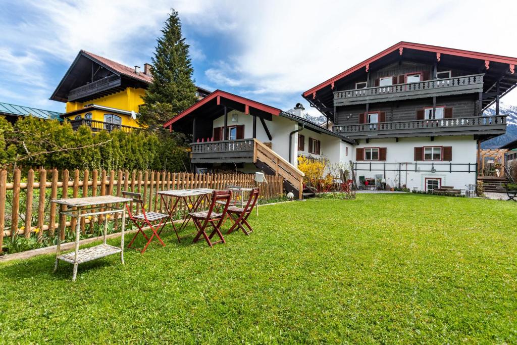 a house with a table and chairs in the yard at Haus Alpenveilchen - Appartement 1 in Schönau am Königssee
