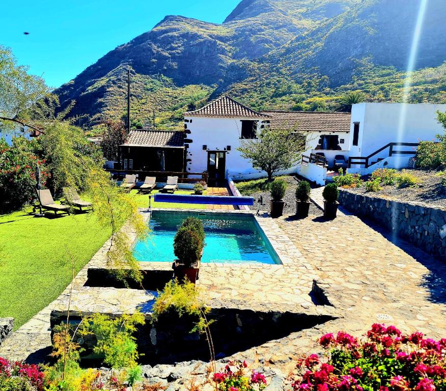 een huis met een zwembad in een tuin bij Viña Camello in Buenavista del Norte