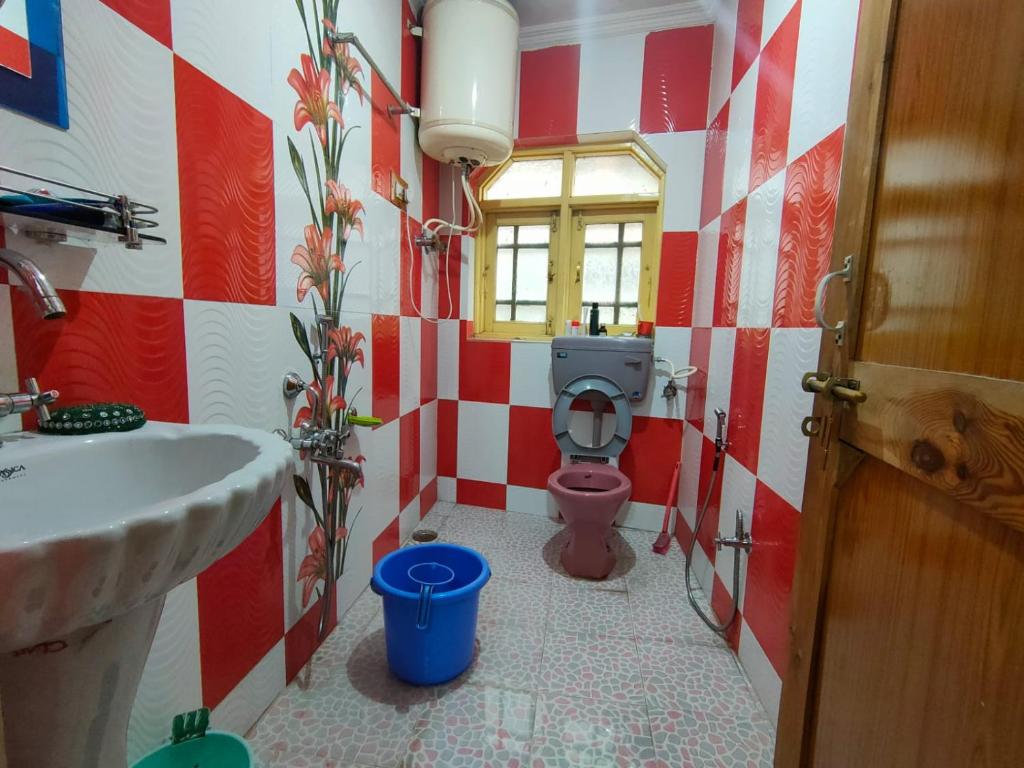 Koupelna v ubytování Hotel Irshad Home Stay