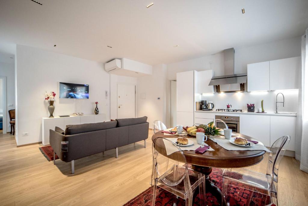 A kitchen or kitchenette at Apt. Venice Modern Style