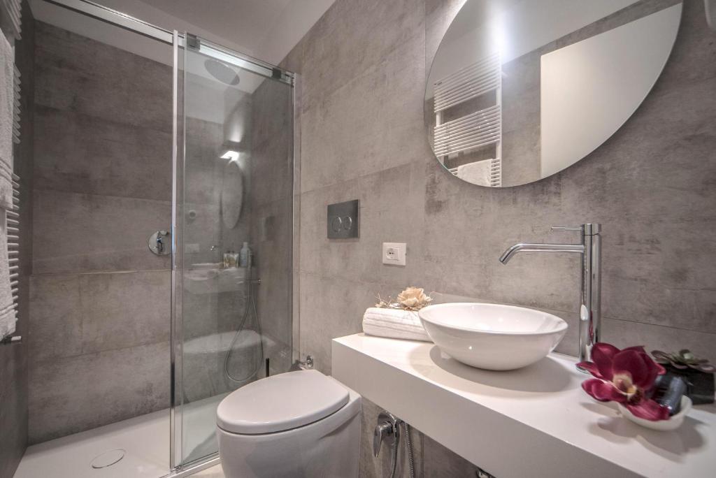 A bathroom at Apt. Venice Modern Style