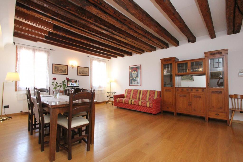 a living room with a table and a couch at Residence dei Mori in Venice