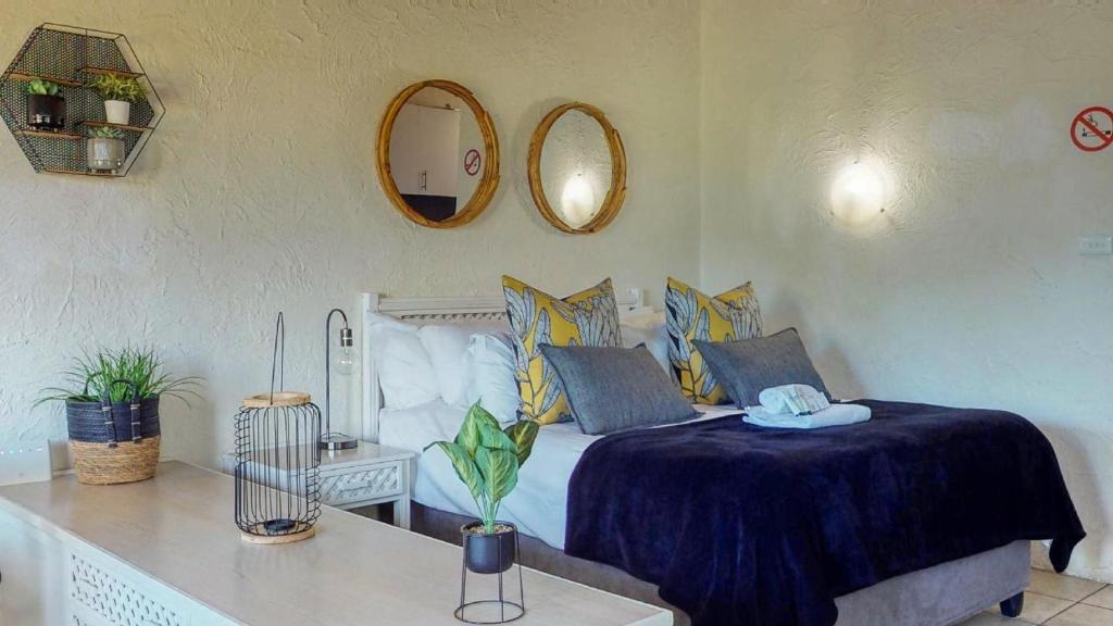 Säng eller sängar i ett rum på San Lameer Villa 2516 by Top Destinations Rentals