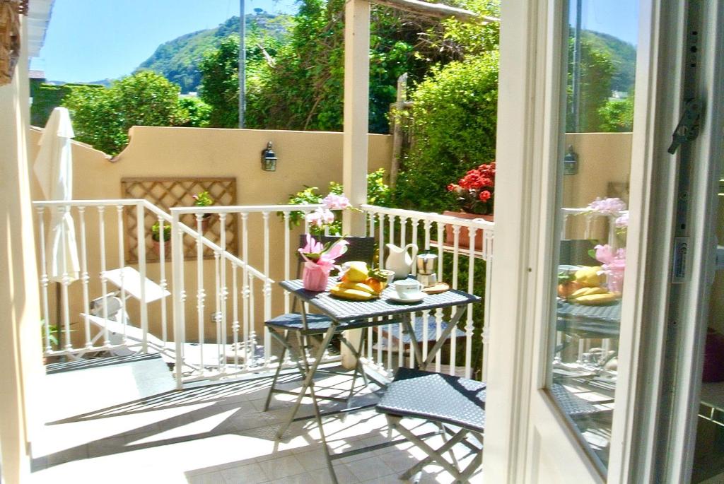 サンタニェッロにあるCrawford Homeのテーブル付きのバルコニー、景色を望む窓が備わります。