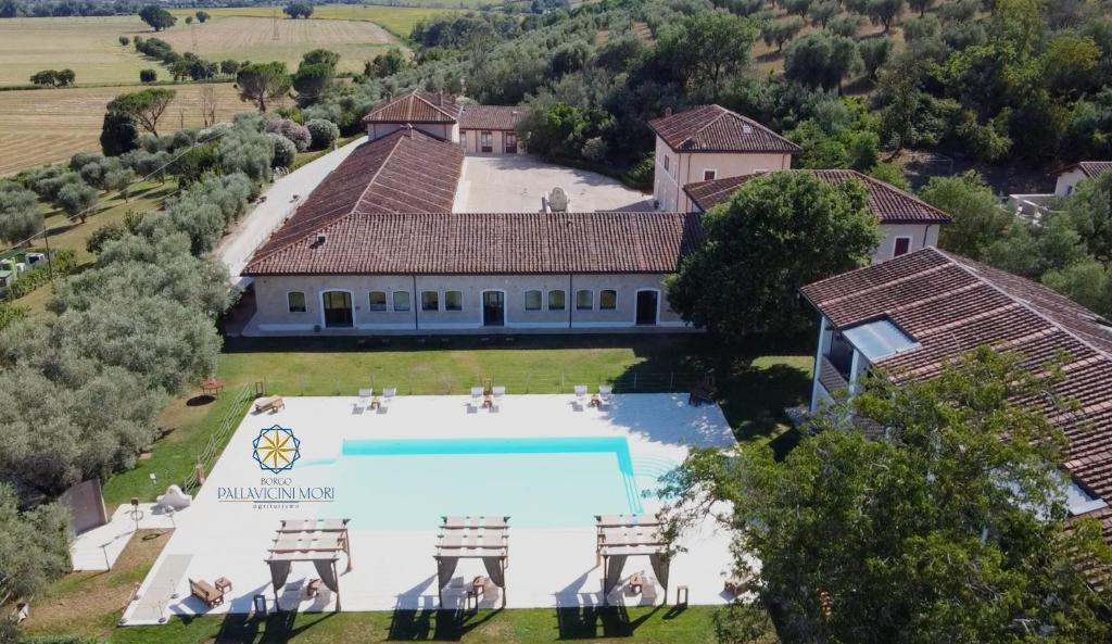 Bazén v ubytování Borgo Pallavicini Mori nebo v jeho okolí