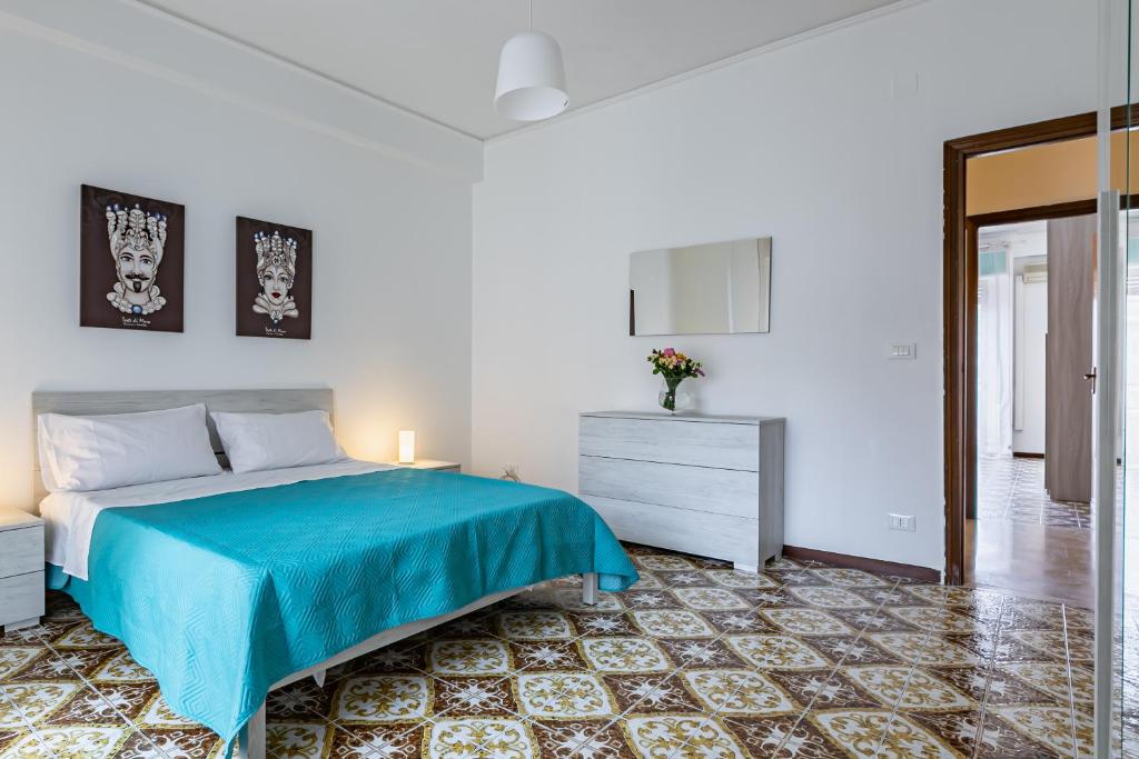 Gulta vai gultas numurā naktsmītnē Via Libertà Roomy Apartment