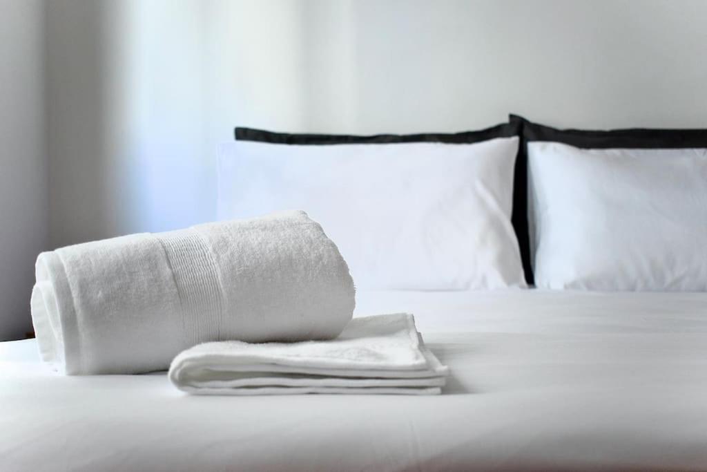 un asciugamano bianco seduto sopra un letto di Civico 18- La tua casa in centro a Latina