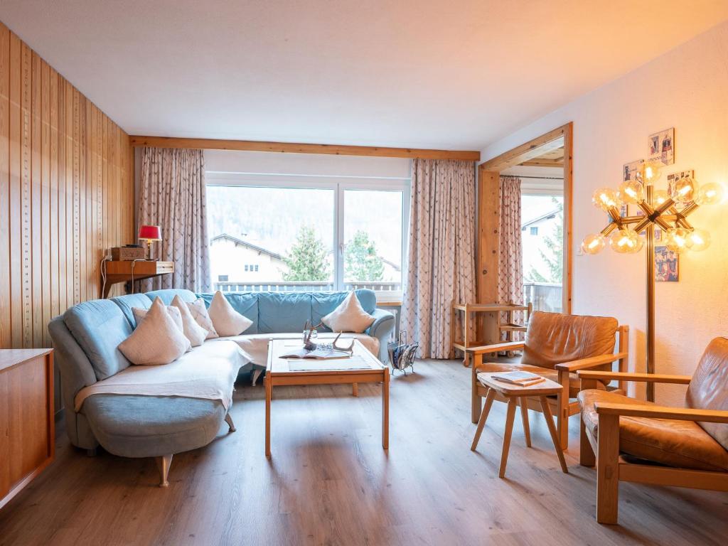 Posezení v ubytování Apartment Chesa Clüs 6 by Interhome
