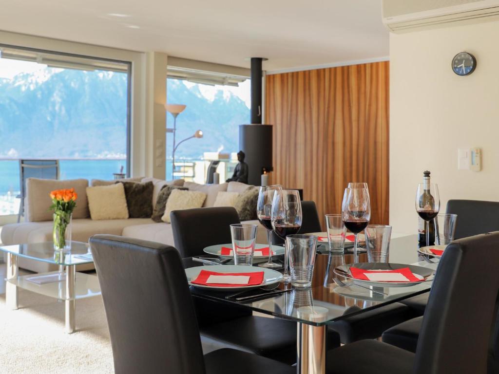 una sala da pranzo con tavolo e bicchieri da vino di Apartment L'Esplanade A6-14 by Interhome a Montreux