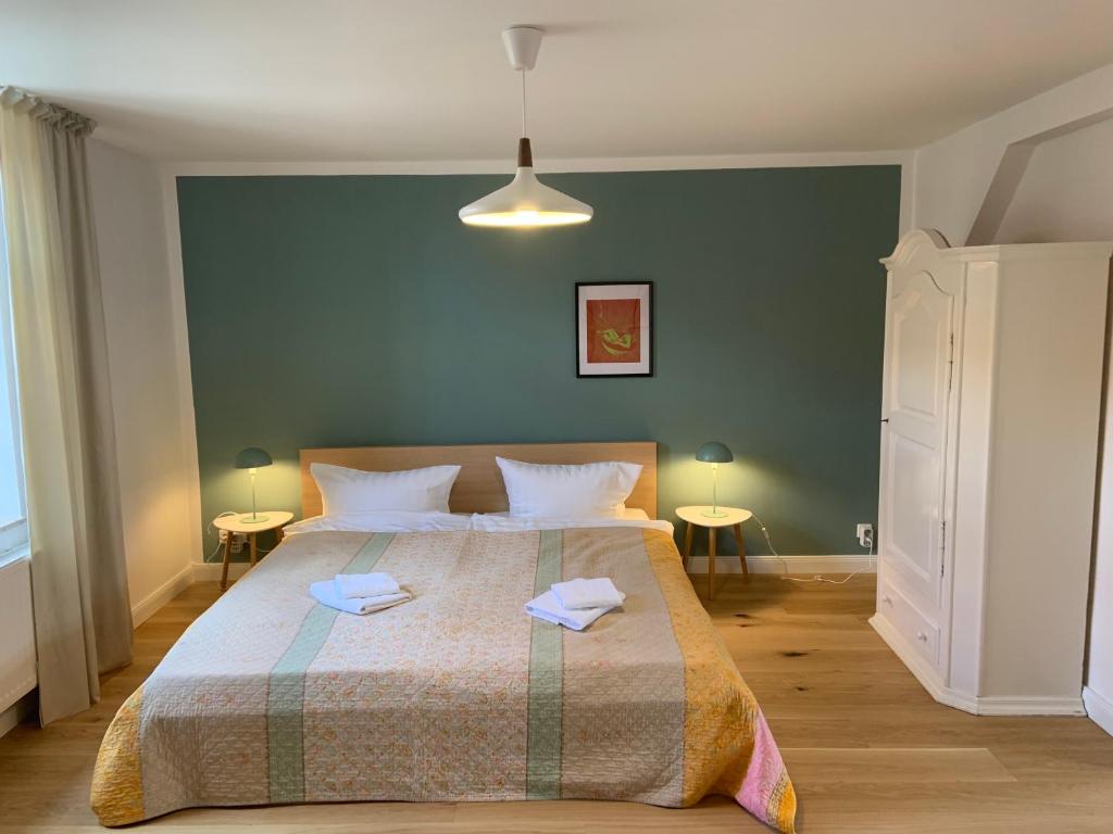 1 dormitorio con 1 cama con 2 toallas en Urlauberei Malchow en Malchow