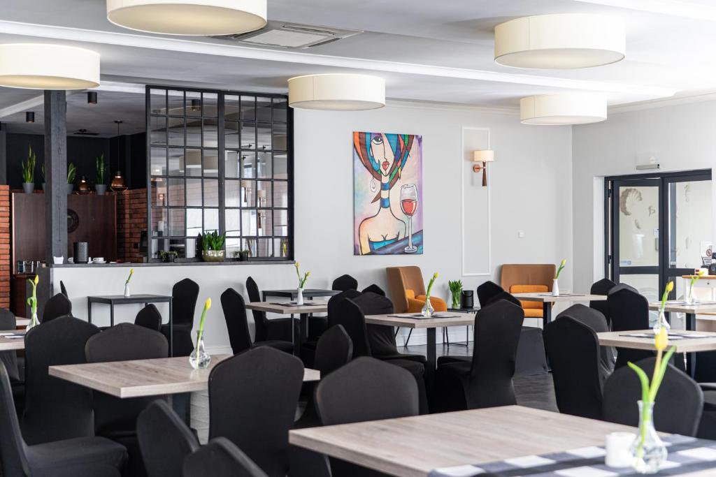 Reštaurácia alebo iné gastronomické zariadenie v ubytovaní Marena Wellness & Spa