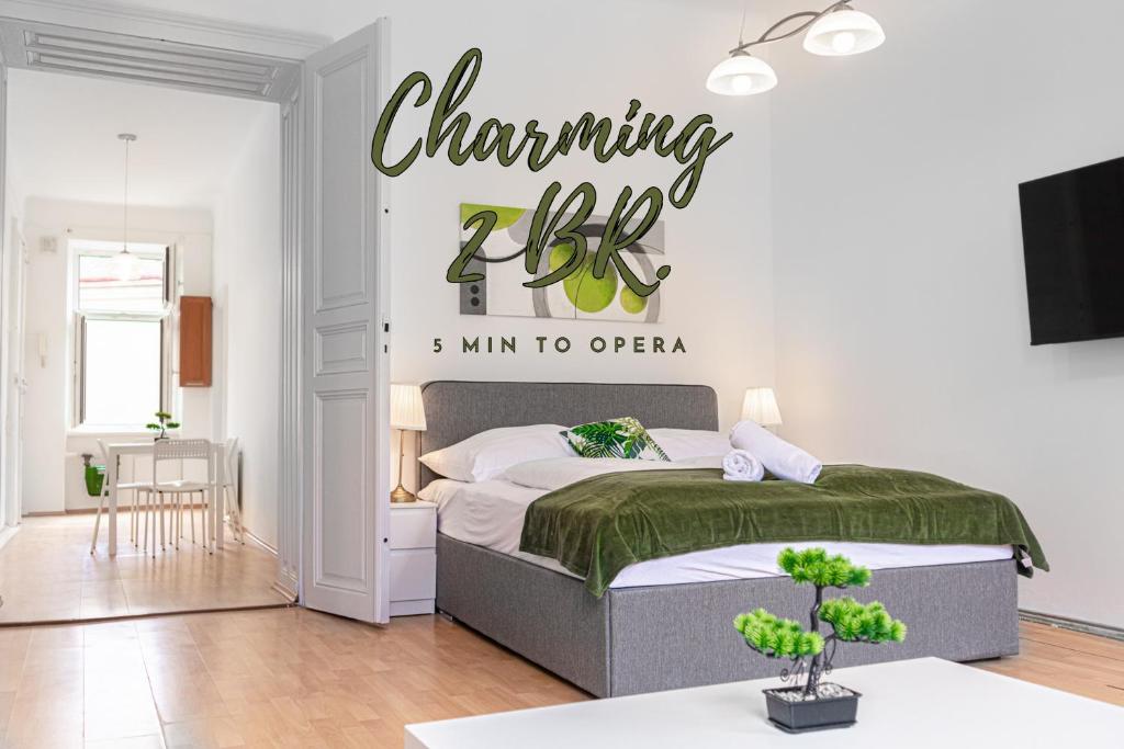 ein Schlafzimmer mit einem Bett mit einem Schild an der Wand in der Unterkunft Pleasing 2BR Apt. AKH-Perfect for Groups in Wien