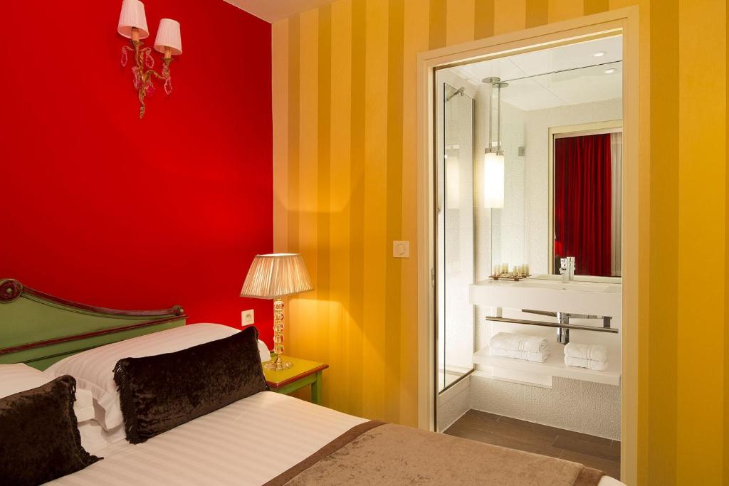 Postel nebo postele na pokoji v ubytování Hotel Des Deux Continents