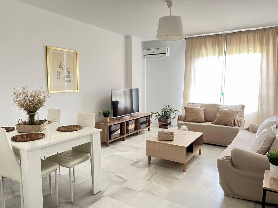 sala de estar con sofá y mesa en Apartamento GUADALQUIVIR, en Sanlúcar de Barrameda