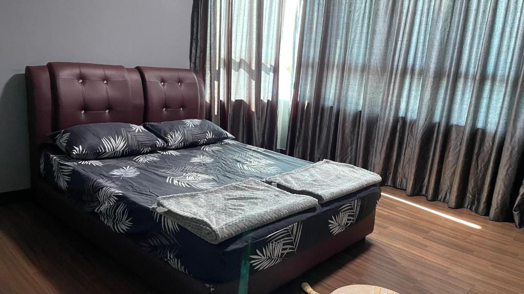 Bett in einem Zimmer mit Sofa vor einem Fenster in der Unterkunft Sandakan Homestay IJM Condo 3R2B Serenity Lodge 明悦之居 - 7 Pax in Bandar Indah