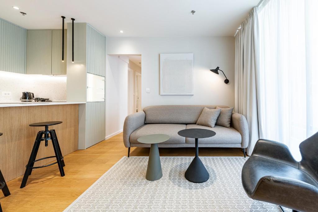 uma sala de estar com um sofá e uma mesa em City Residences em Dubrovnik