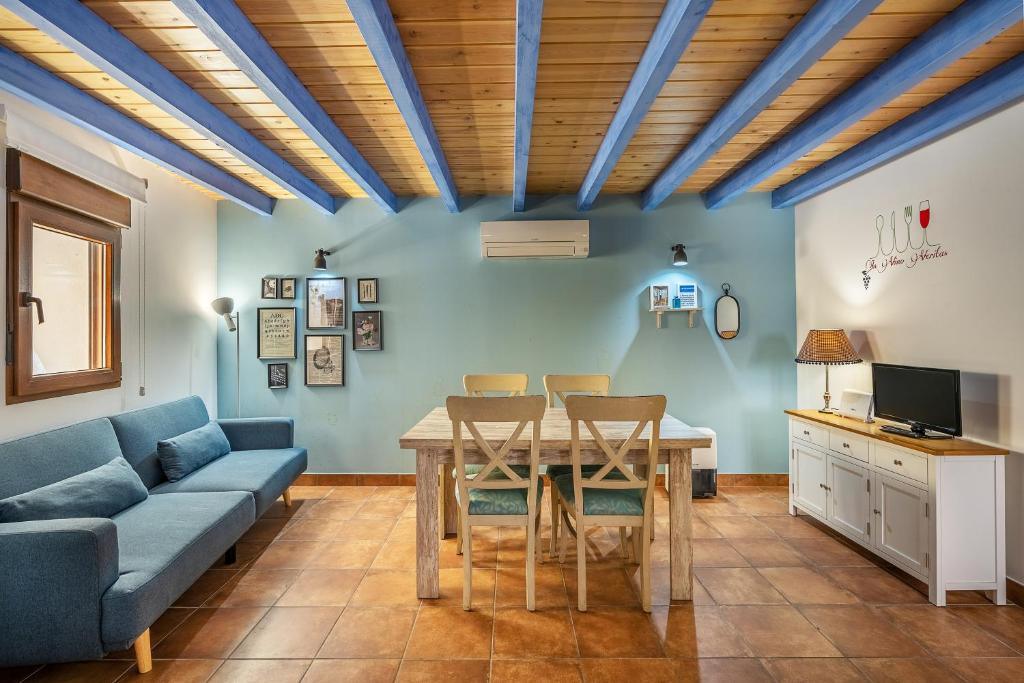 - un salon avec une table et un canapé dans l'établissement Higuera's Home, à La Zubia