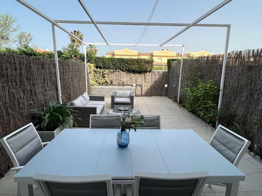 una mesa azul y sillas en un patio en Costa Ballena - Duplex Playa Lar Beach House, en Costa Ballena