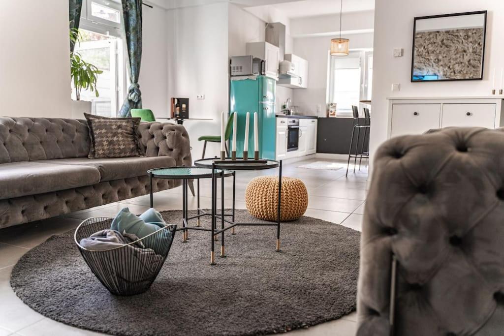 uma sala de estar com um sofá e uma mesa em Moderne Wohnung im Herzen Offenbachs em Offenbach