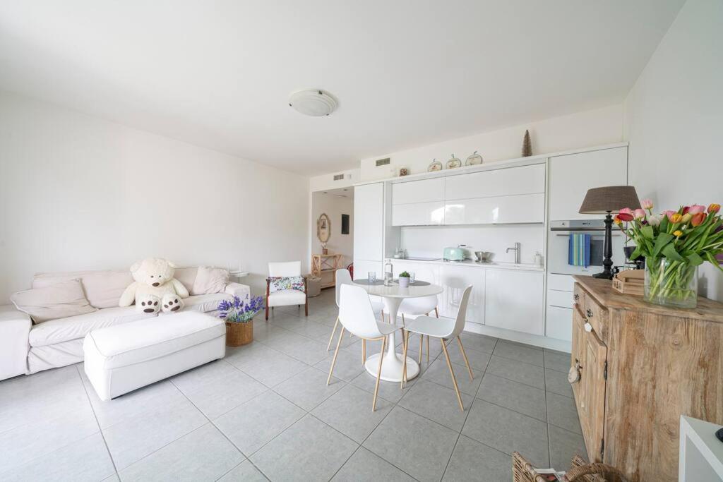 Zdjęcie z galerii obiektu Appartamento Amaryllis, incantevole con piscina w mieście Salò