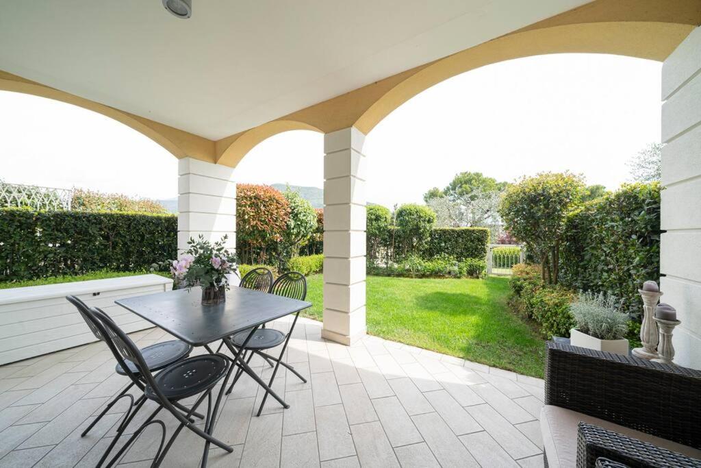 Zdjęcie z galerii obiektu Appartamento Amaryllis, incantevole con piscina w mieście Salò