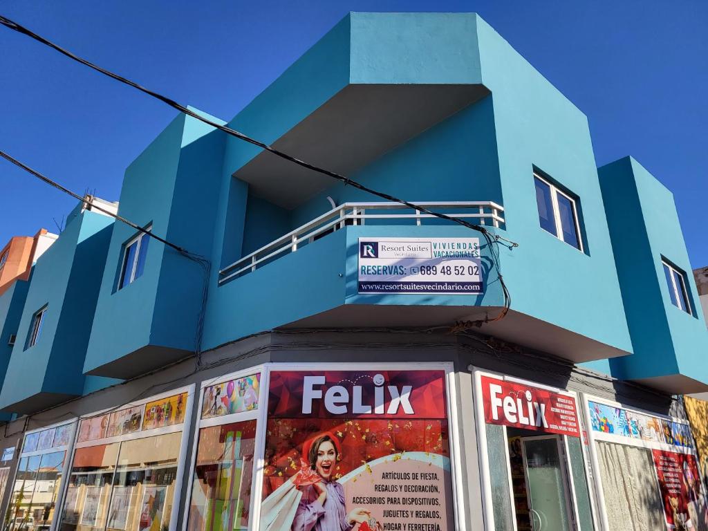 een blauw gebouw met een bord erop bij Resort Suites Vecindario in Vecindario