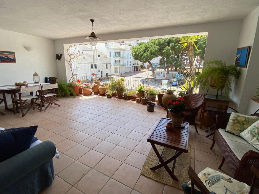 タマリウにあるLa mejor terraza de Tamariuのリビングルーム(テーブルと椅子付きの広い部屋付)