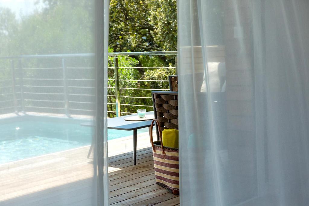 Bazén v ubytování SWIM LODGE HOTEL Piscine privée ou Jacuzzi privé nebo v jeho okolí