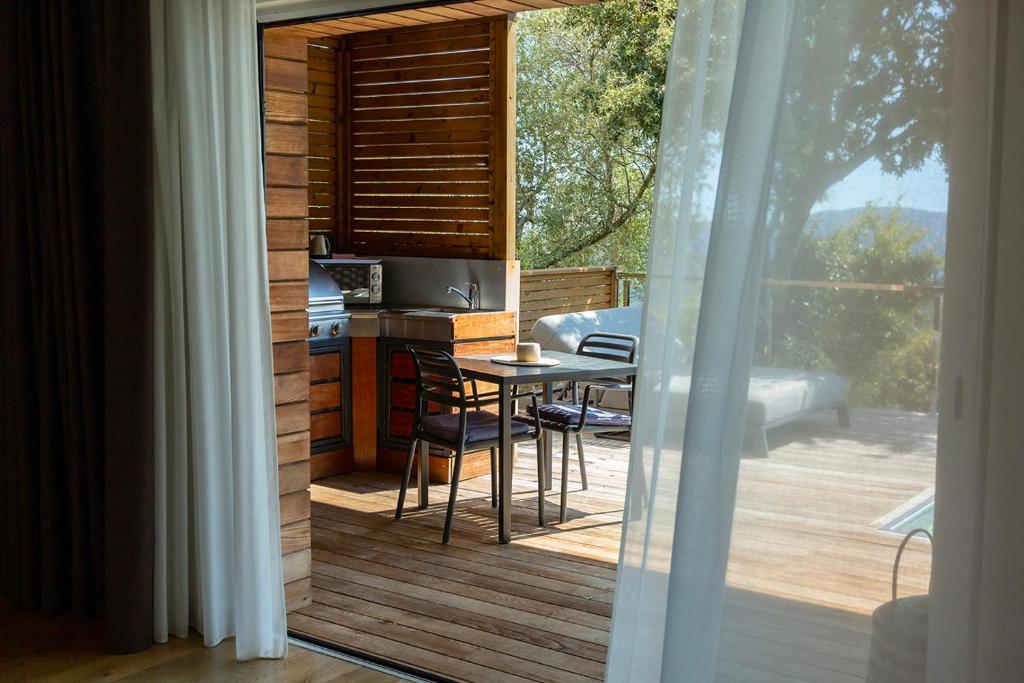 Balkón nebo terasa v ubytování SWIM LODGE HOTEL Piscine privée ou Jacuzzi privé