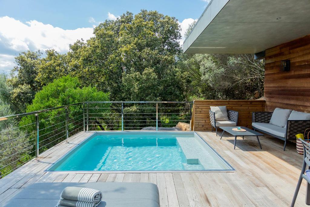 Bazén v ubytování SWIM LODGE HOTEL Piscine privée ou Jacuzzi privé nebo v jeho okolí