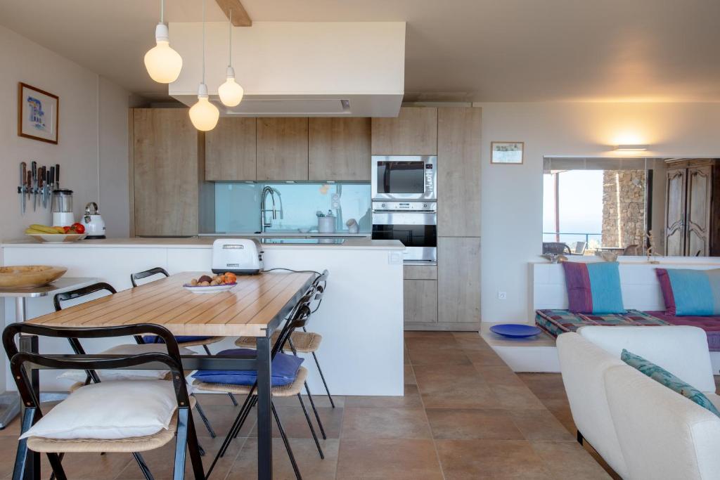 Kuchyň nebo kuchyňský kout v ubytování Maison Gaou Bénat Piscine Vue mer