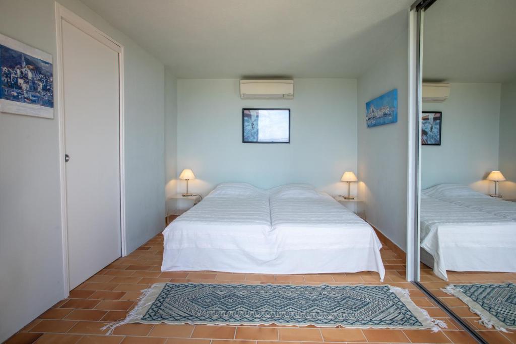 Postel nebo postele na pokoji v ubytování Maison Gaou Bénat Piscine Vue mer