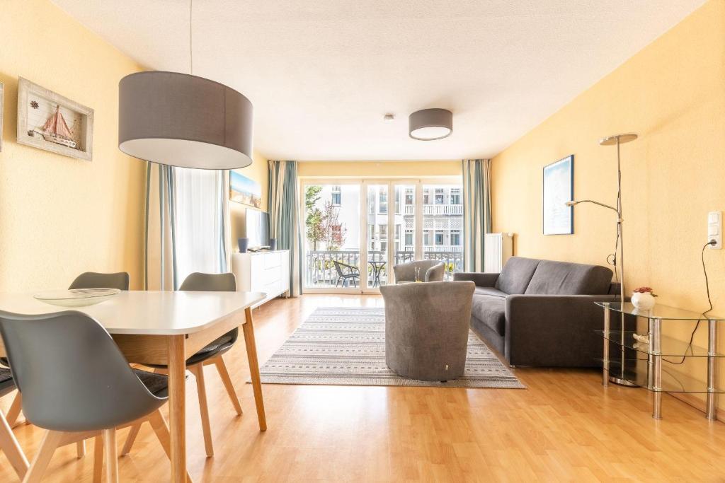 a living room with a table and a couch at Neubau-Villa-Strandidyll-Typ-4-Apartment-E4 in Binz
