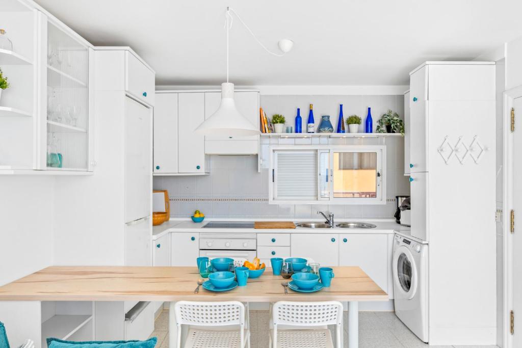 Kuchyň nebo kuchyňský kout v ubytování MEDANO4YOU The First Line Sea View Penthouse
