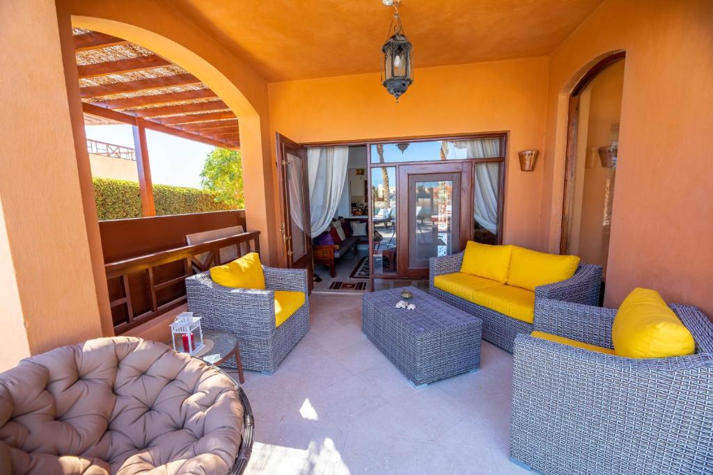 Posezení v ubytování Charming Lagoon Villa with pool Egyptian Style -Sabina 117