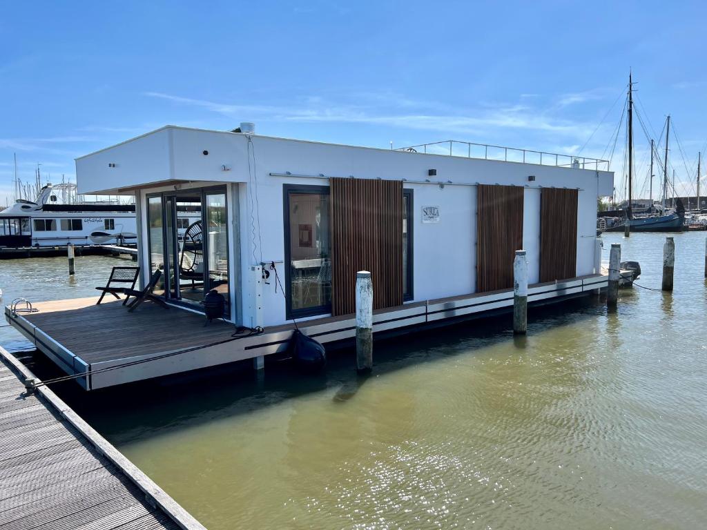Luxury Houseboat Liberdade with sauna and dinghy, Monnickendam (updated