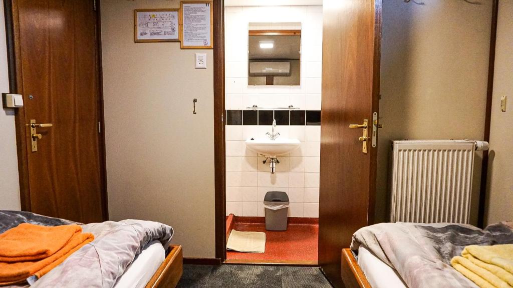 Postel nebo postele na pokoji v ubytování Hotelboat Angeline