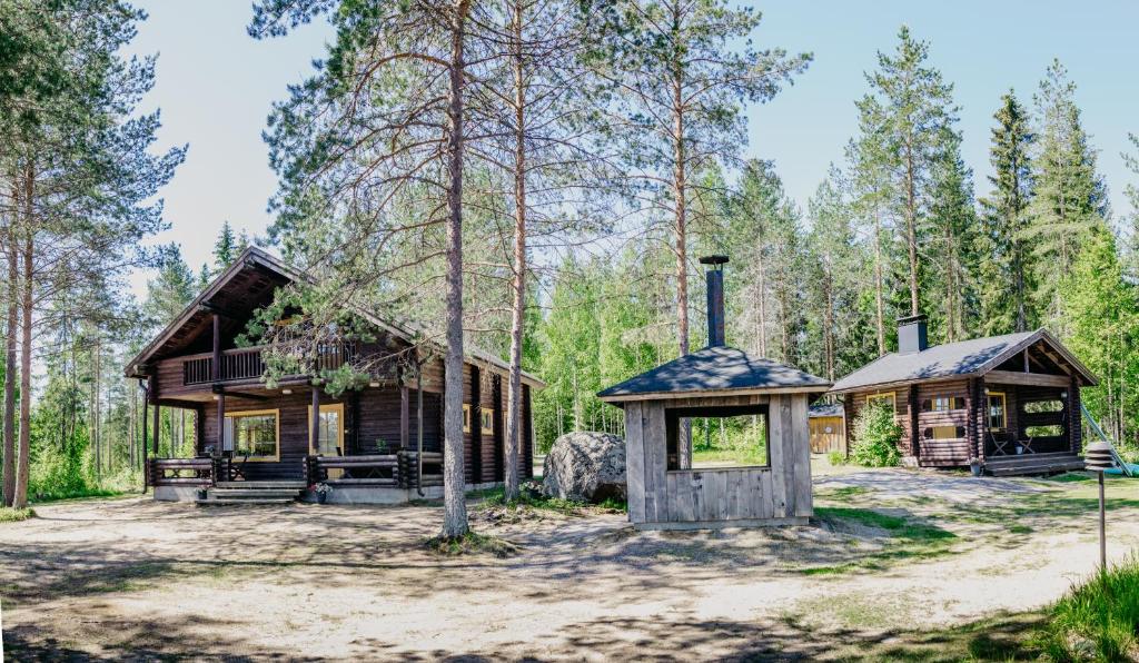 una imagen de una cabaña de madera en el bosque en Villa Tuulahdus, Sorjosen lomamökit en Savonlinna