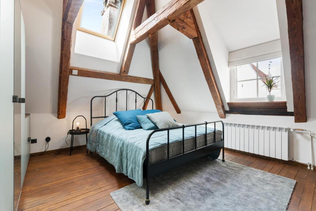 Кровать или кровати в номере Hilltop Apartments - Old Town Kuninga