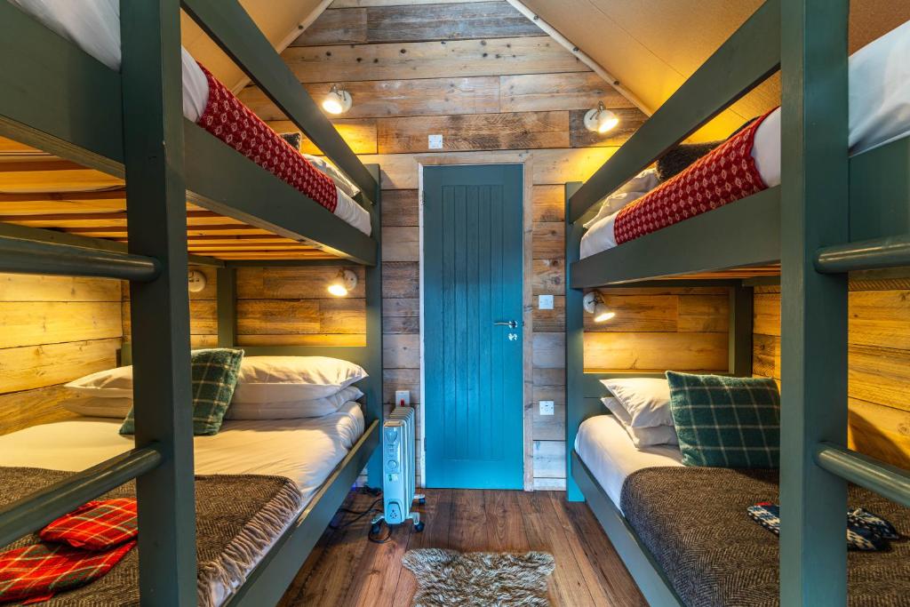 Postel nebo postele na pokoji v ubytování Llechwedd Glamping