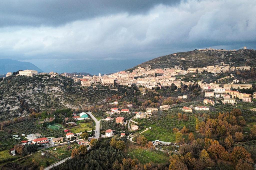 una ciudad en la cima de una colina con edificios en 1870 Bed & Breakfast, en Arpino