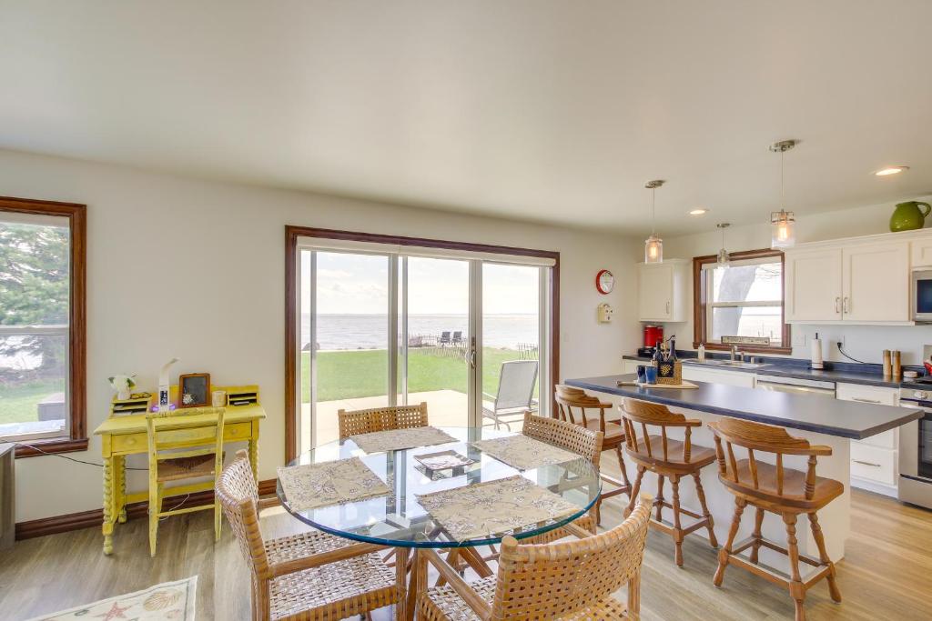 uma cozinha e sala de jantar com mesa e cadeiras em La Petit Maison - Lakefront Oshkosh Home! em Oshkosh