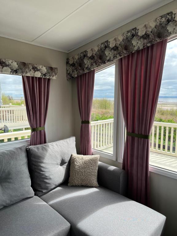Posezení v ubytování Marianne Bay - Southerness Caravan Park with Sea View - Pet Friendly