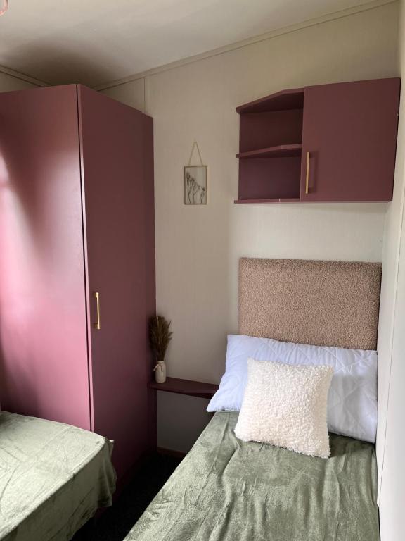 Postel nebo postele na pokoji v ubytování Marianne Bay - Southerness Caravan Park with Sea View - Pet Friendly