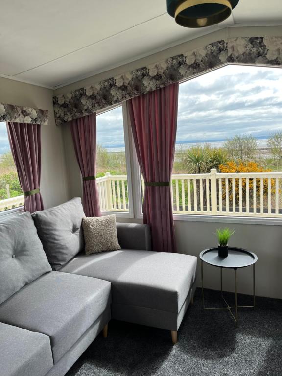 Balkón nebo terasa v ubytování Marianne Bay - Southerness Caravan Park with Sea View - Pet Friendly