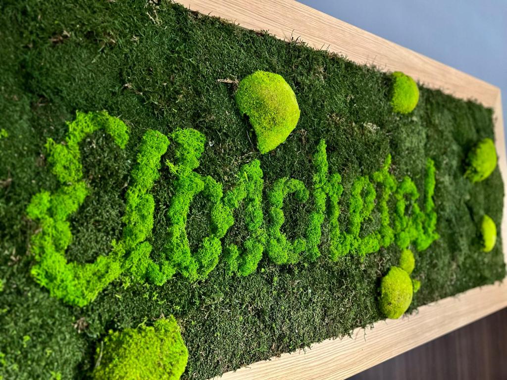 a sign with green moss and tennis balls on it at Hotel & Restaurant Elbschetal in Wetter