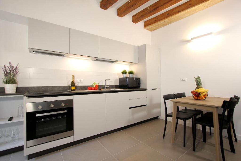 Kuchyň nebo kuchyňský kout v ubytování Residence degli Artisti